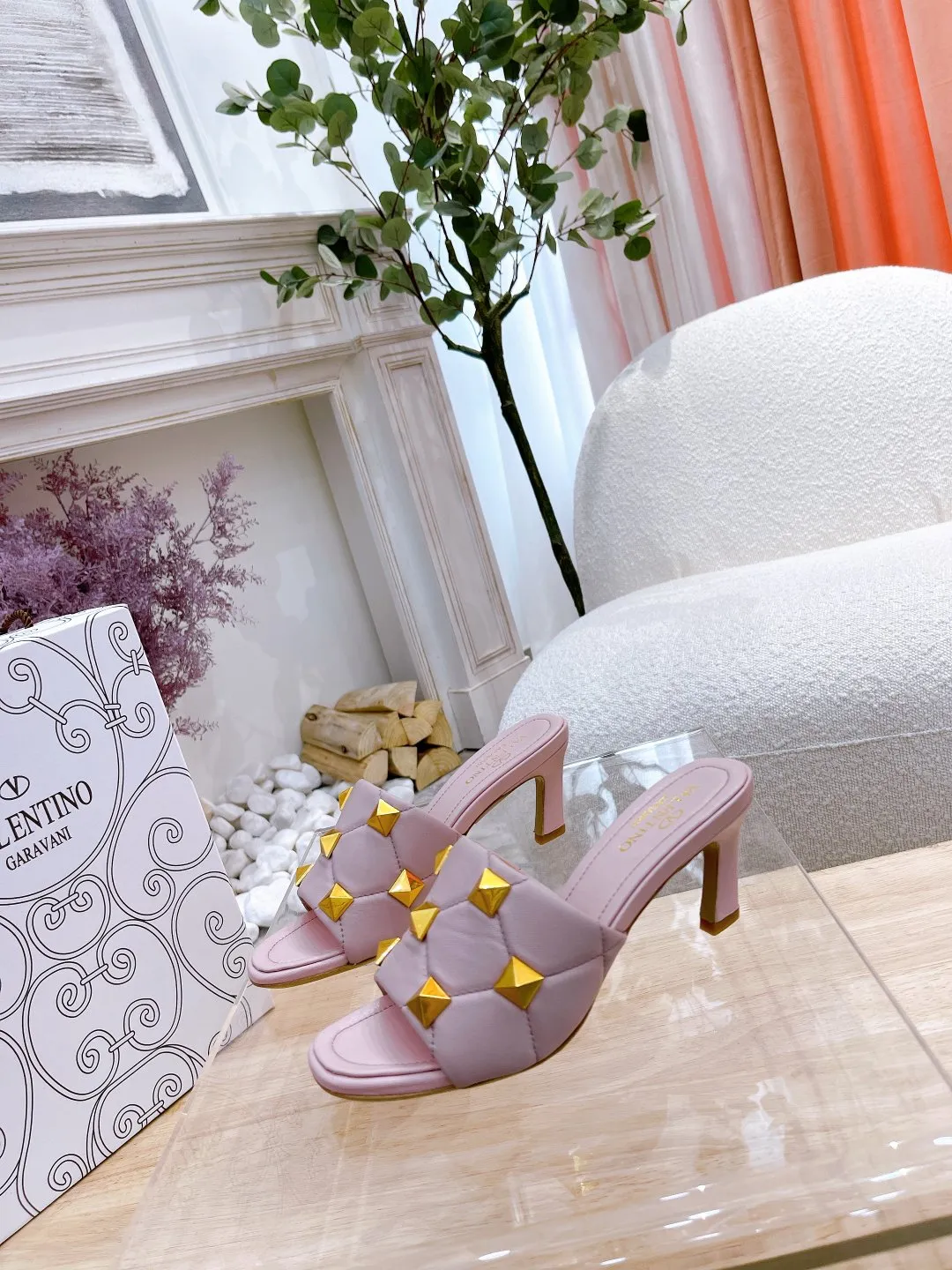 👟👟Ex-factory price 380👟👟 Genuine leather sole +40 Valentino.Valentino👑👑Rivets The latest series of the slippers counter, the highest version, perfect details, a very eye-catching catwalk series launched [strong][strong] V's popular rivet elements, luxurious and gorgeous! Various colors can be matched with beautiful clothes in spring and summer. There are many choices🎉🎉Exquisite and durable. It is copied at 1:1 of the original product. The upper foot is very pedicure-like. The key point is that it is very good and easy to control. It does not grind the feet and does not tire the feet. It is a walking artifact. The last shape is completely compared to the counter. The details are perfect. Without the original version, it would not be so exquisite! (Note! The heel shape and height are exclusively molded according to the original version, and are not randomly substituted by the market🐂) The color and texture of the fasteners are consistent with the original version! Fabric: Sheepskin Lining: Sheepskin lining 5 colors: off-white, black, bare, burgundy, pink Size: 34 to 41 (34, 40, 41, custom-made, non-refundable and non-exchangeable) Heel height: flat rubber bottom: genuine leather bottom: